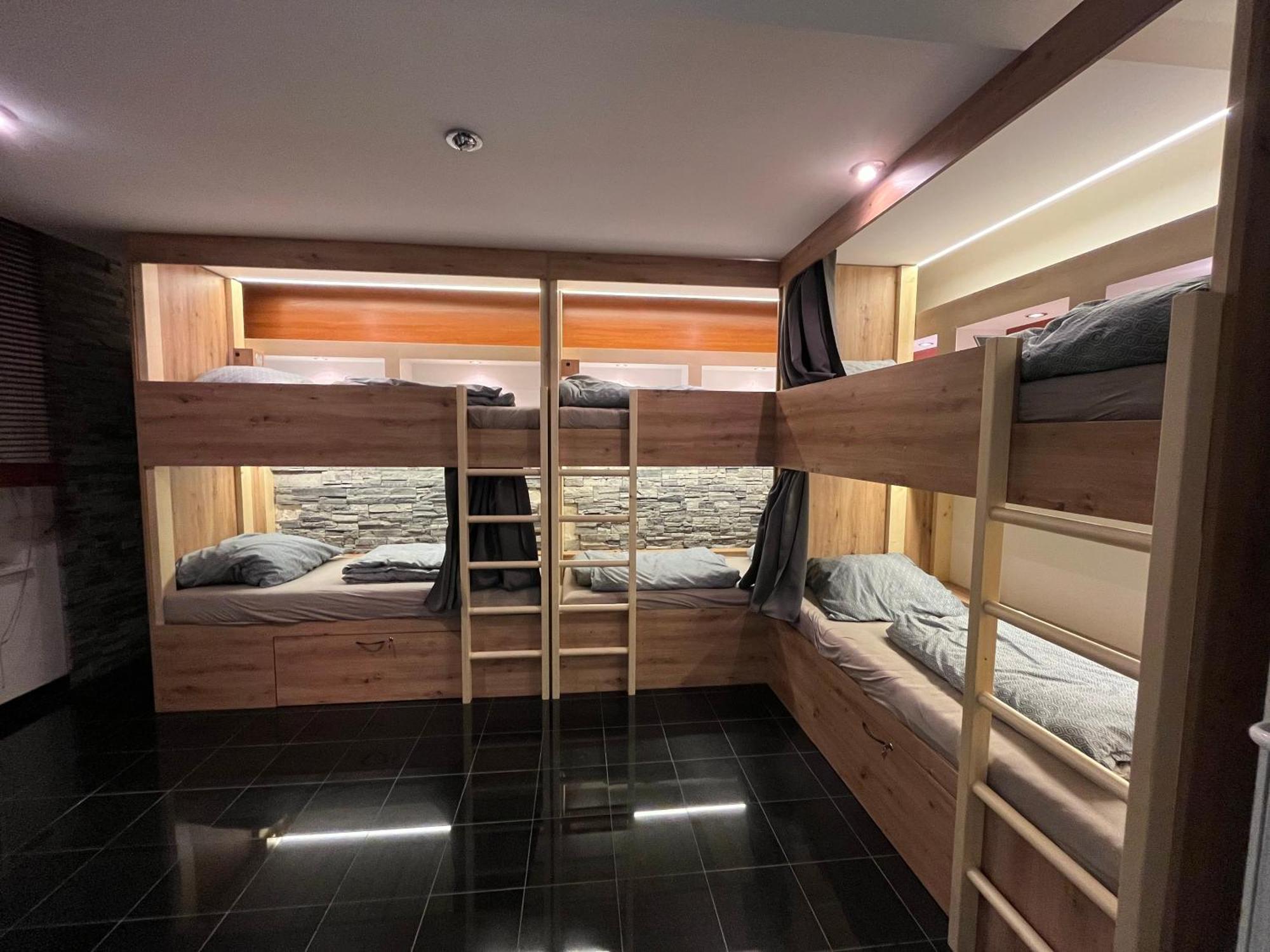 Zen Zone Hostel Братислава Екстер'єр фото
