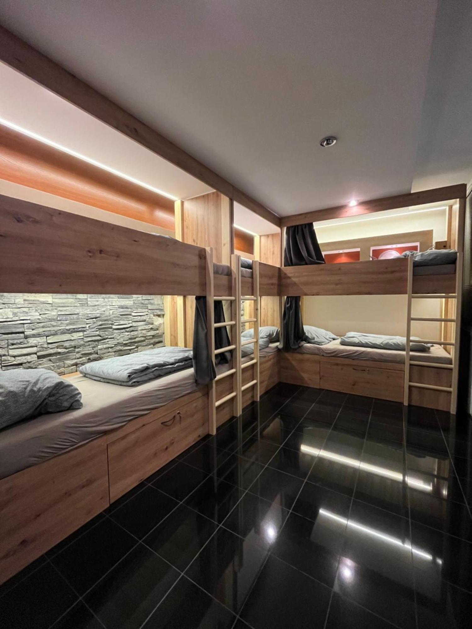 Zen Zone Hostel Братислава Екстер'єр фото