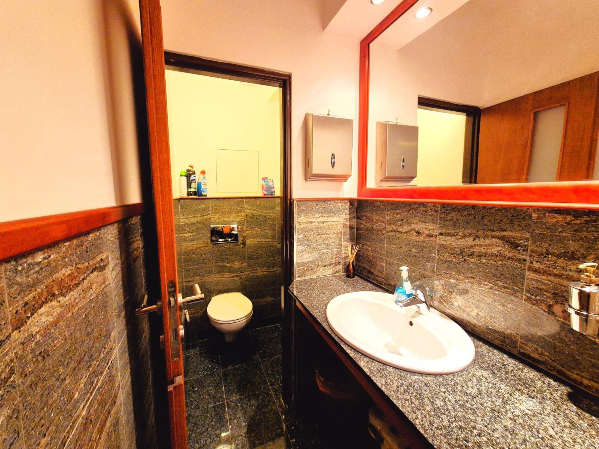 Zen Zone Hostel Братислава Екстер'єр фото